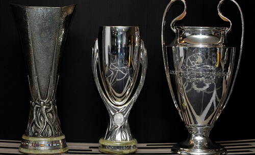 Ba chiếc cúp danh giá châu Âu (từ trái sang): Europa League, Siêu cúp và Champions League
