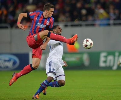 Hậu vệ Florin Gardos (trái, Steaua Bucuresti) nỗ lực truy cản tiền đạo Samuel Eto'o của Chelsea. Ảnh: AFP.