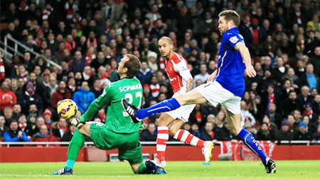 Arsenal 2-1 Leicester: Chen chân vào top 4