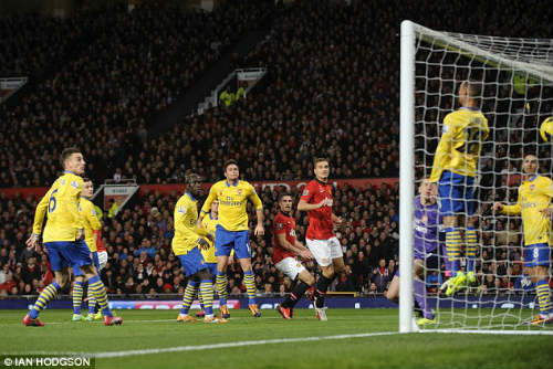 Rooney tiết lộ Arsenal thua vì…lùn