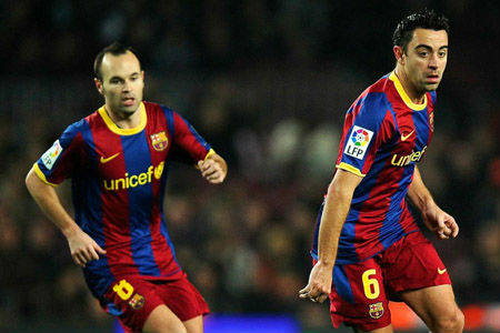 Barcelona nổi sóng: Xavi và Iniesta "bật" HLV Martino