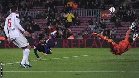 Barca 8-1 Huesca: Pedro lập hat-trick, Barca làm "mưa bàn thắng"