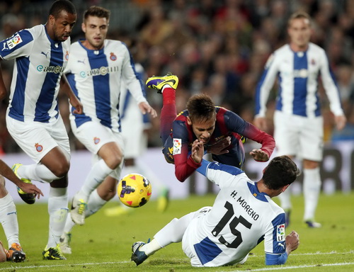 Sanchez lập công, Barcelona nối dài mạch thắng