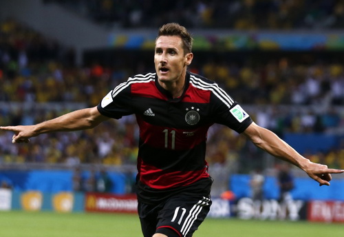 Miroslav Klose "bay" vào lịch sử