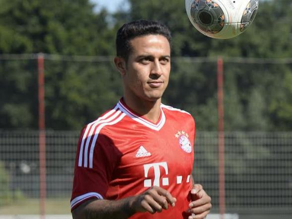 Bayern sắp loạn, Barcelona "đục nước béo cò"?