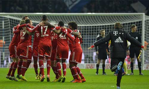 Bayern vô địch, ăn mừng với đĩa bạc... giả