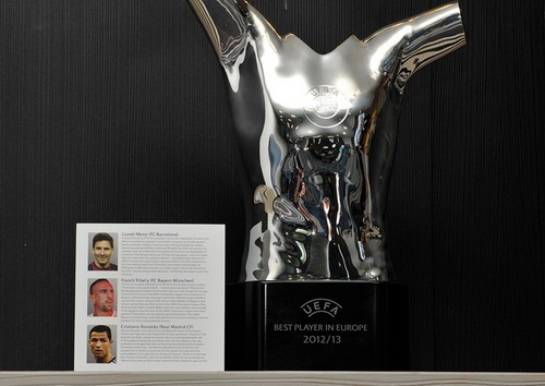 Chiếc cúp dành cho Cầu thủ xuất sắc nhất châu Âu mùa bóng 2012-2013...