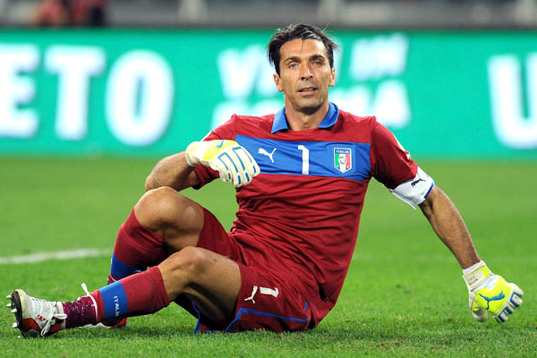 Juventus khủng hoảng hàng thủ: Thay Buffon, hay từ giã 3-5-2?