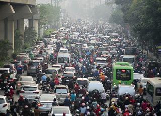 Đề xuất cấm xe máy trên đường Lê Văn Lương, Nguyễn Trãi: Tại sao không cấm ô tô cá nhân?