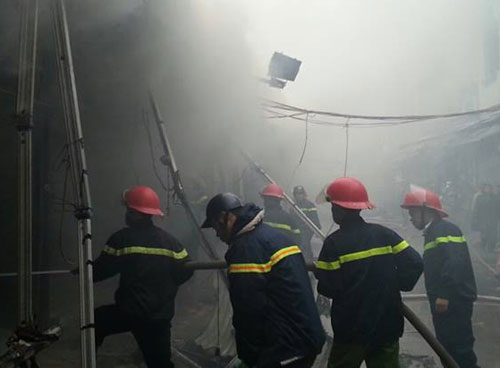 Chợ Nhà Xanh Hà Nội chìm trong khói lửa
