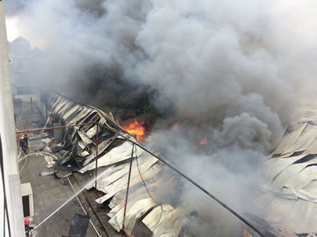 Cháy cực lớn tại Công ty len Hà Đông