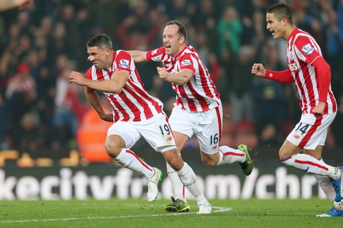 Stoke loại Chelsea, Arsenal đại bại ở League Cup