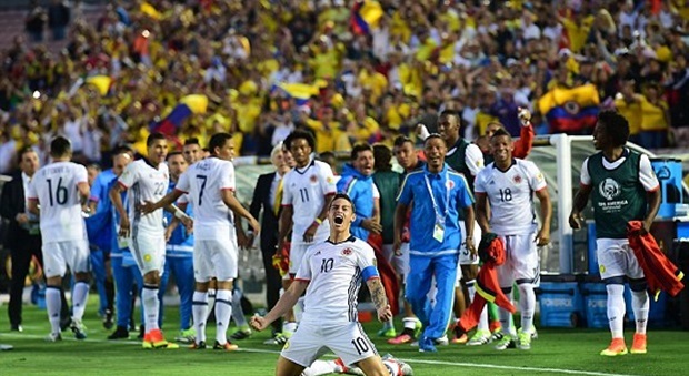 James Rodriguez rực sáng, Colombia giật vé vào tứ kết