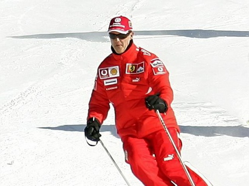 Cựu vô địch F1 Schumacher đối mặt với tử thần vì trượt tuyết té ngã