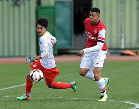 "U19 Việt Nam đá V.League sẽ bị chém gãy chân"