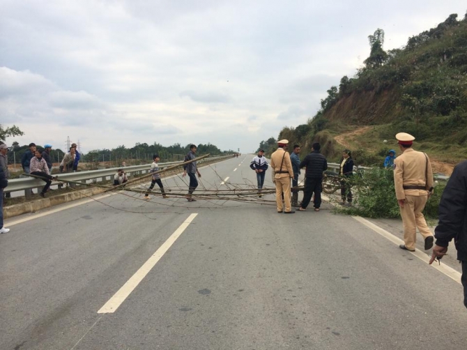 Không có hầm qua đường, dân kéo tre chặn cao tốc Nội Bài - Lào Cai