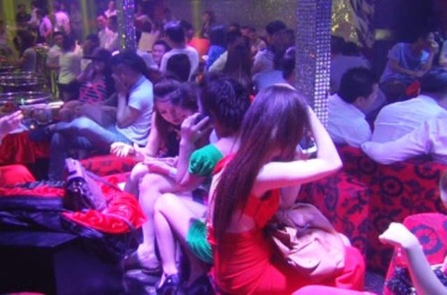 Dân chơi “phê” ma túy nhảy nhót điên cuồng trong quán bar Sài Gòn
