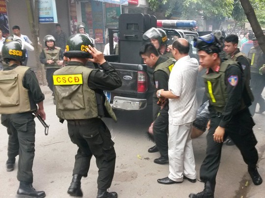 Hàng trăm cảnh sát vây bắt trùm ma túy, 1 người tử vong