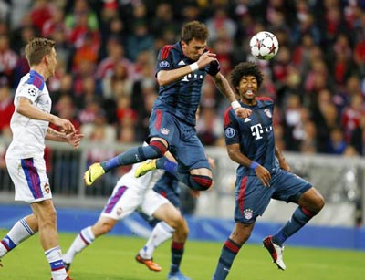 Tiền đạo Mario Mandzukic tung người đánh đầu trước hàng phòng ngự CSKA Moscow