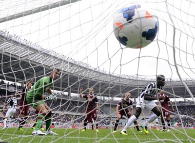 Tiền đạo Paul Pogba (phải) trong tình huống ghi bàn vào lưới Torio giúp Juventus giành trọn 3 điểm.