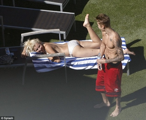 Justin Bieber thản nhiên tắm nắng cùng 'người đẹp ngực trần'