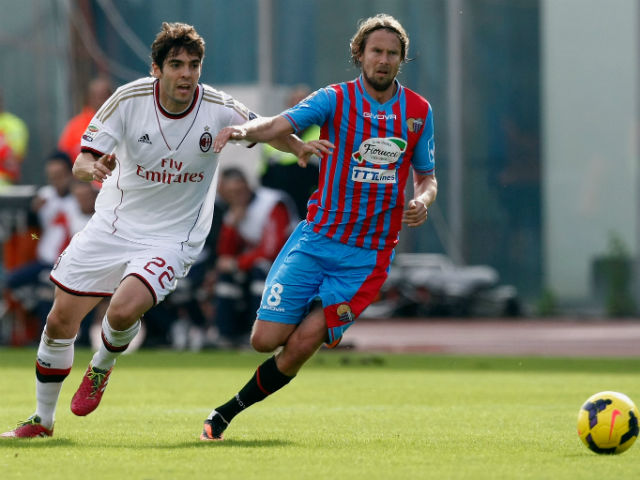 Kaka lại ghi bàn, Milan thắng trận đầu trên sân khách