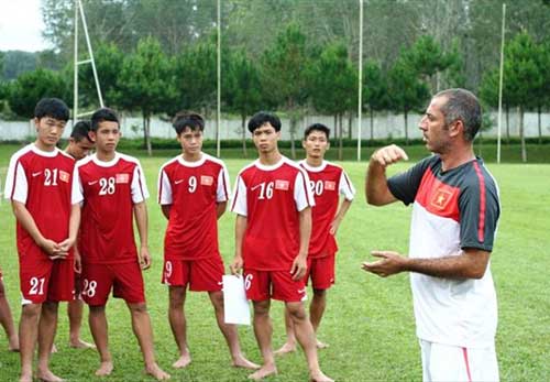 HLV U19 Việt Nam hạnh phúc khi chính thức gia hạn hợp đồng thêm 7 năm