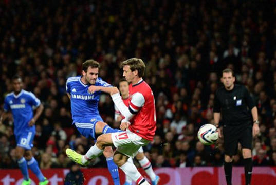 Mata phấn khích khi ghi bàn vào lưới Arsenal