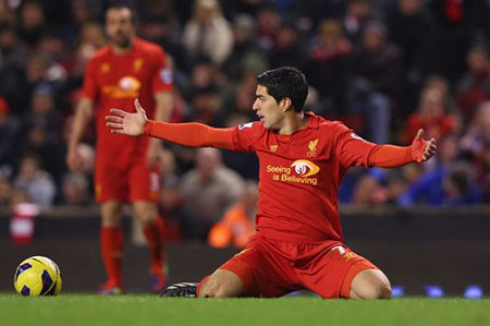 Mourinho tấn công "vua ăn vạ" Suarez
