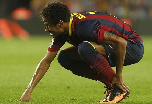 Neymar: Cẩn thận đôi chân bạc triệu