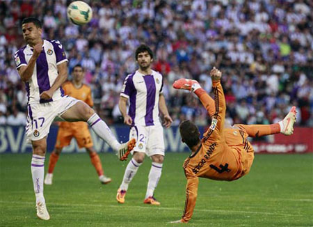 Valladolid 1-1 Real Madrid: Ngai vàng ngày càng xa