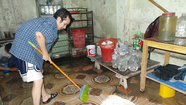 Người dân Hà Nội xin nghỉ làm để ở nhà... bơm nước cống