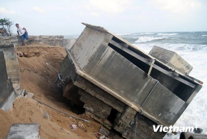 Phú Yên: Sóng lớn cao 5m, đánh sập hơn 30m kè chắn sóng