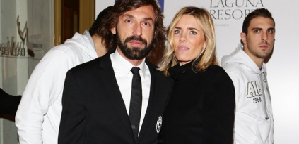 Chạy theo tình trẻ, Pirlo mất bộn tiền