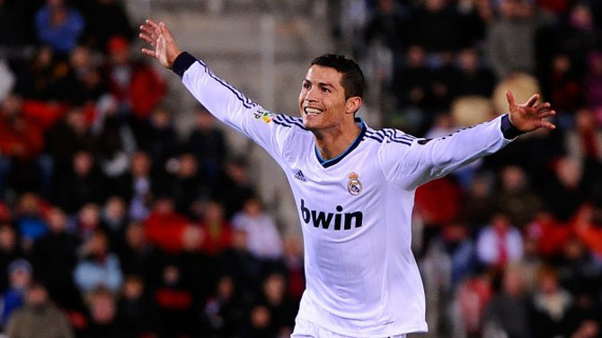 C.Ronaldo vượt Messi giành giải cầu thủ xuất sắc nhất Liga