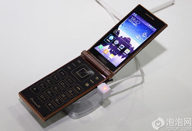 Samsung chính thức ra mắt điện thoại nắp gập giá 'trên trời'