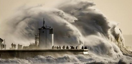 Sóng khổng lồ như 'quái vật' nuốt chửng châu Âu