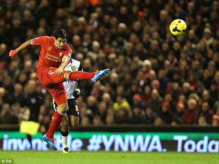 Suarez lập poker, Liverpool nghiền nát Norwich
