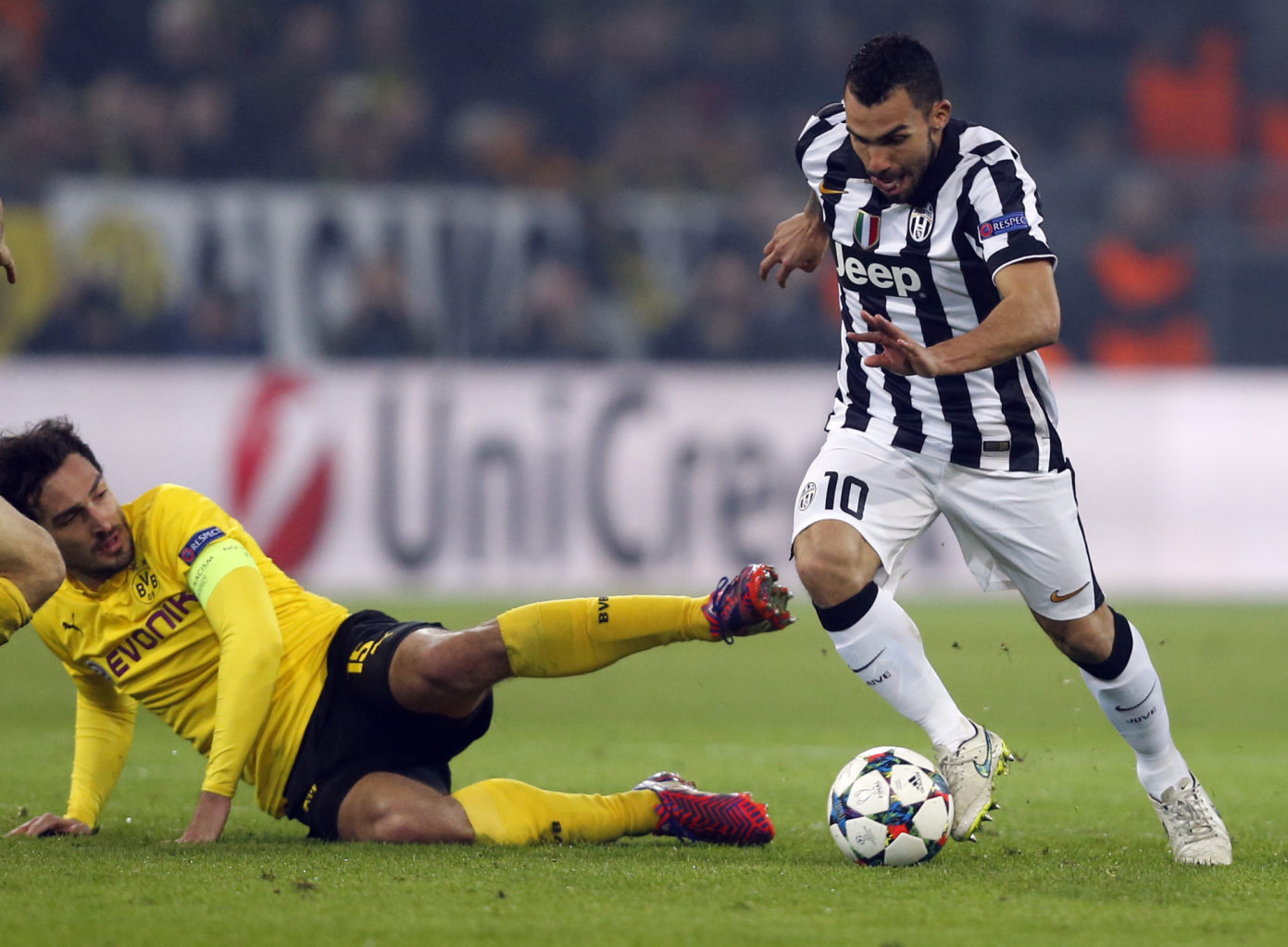 Tevez rực sáng, Juventus khiến Dortmund cúi đầu rời giải