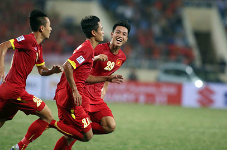 Thắng Lào 3-0, Việt Nam đặt chân vào bán kết