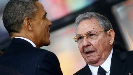Tổng thống Mỹ và chủ tịch Cuba bắt tay nhau