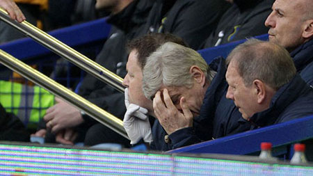Wenger xấu hổ sau trận thua Everton